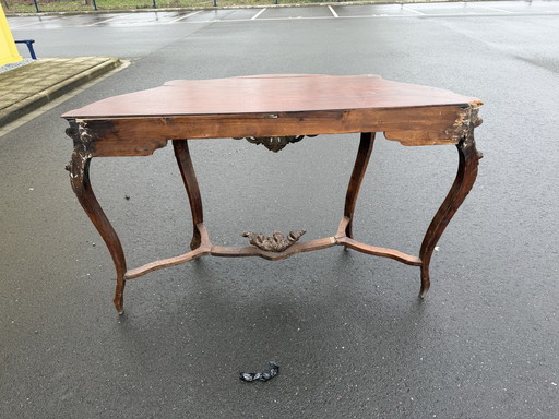 Table Louis XV en acajou avec sculptures anciennes