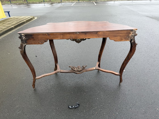 Image 1 of Table Louis XV en acajou avec sculptures anciennes