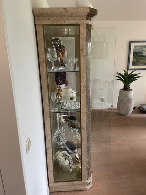 Vitrine en marbre avec éclairage