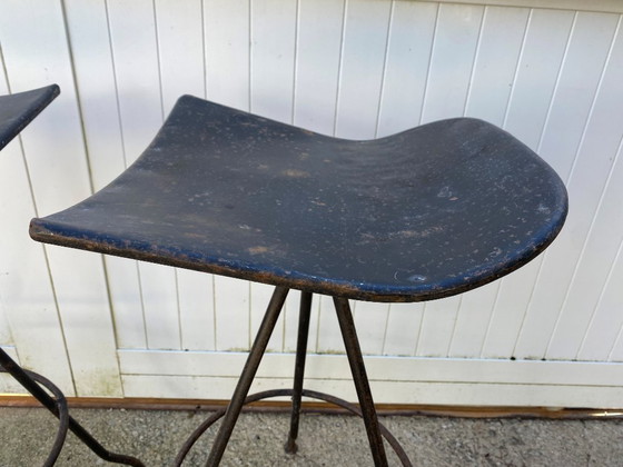 Image 1 of Paar industriële metalen draaibare barkrukken uit de jaren 50