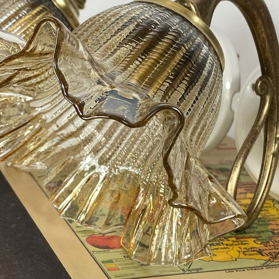 Par de apliques de pared antiguos de latón con pantallas de cristal dorado en forma de tulipán. – Glass (photo 3 of 9)