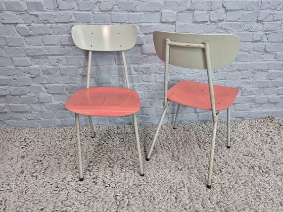 Image 1 of Sillas industriales de madera en tonos salmón-melocotón y gris suave, juego de dos – Países Bajos, década de 1950