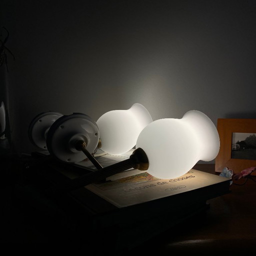 Coppia di applique da parete in stile torcia in ottone, vetro bianco e rosette di montaggio in porcellana