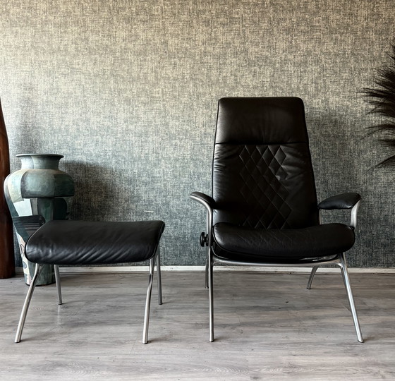 Image 1 of Poltrona lounge James Stressless con poggiapiedi in pelle nera e alluminio