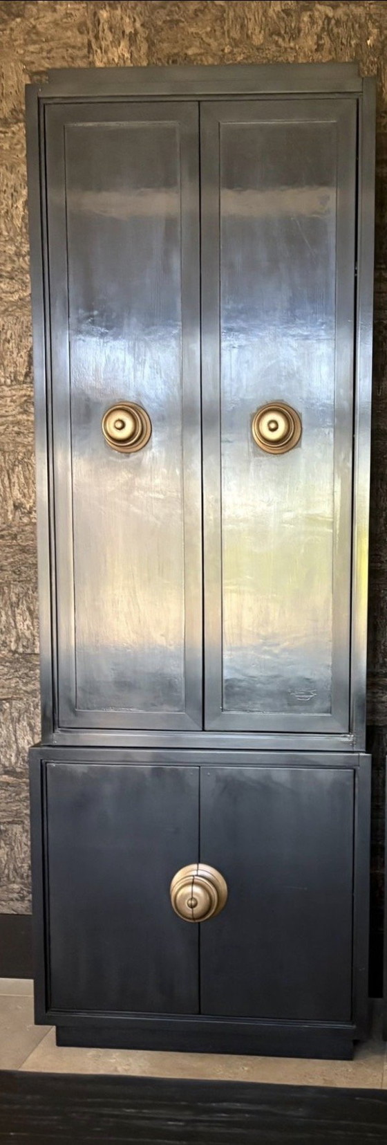 Image 1 of 2 hohe Schränke mit goldenen Knöpfen
