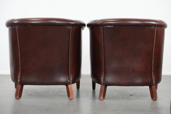 Image 1 of 2 poltrone club in pelle bovina in buone condizioni, di un lussuoso colore rosso/marrone.