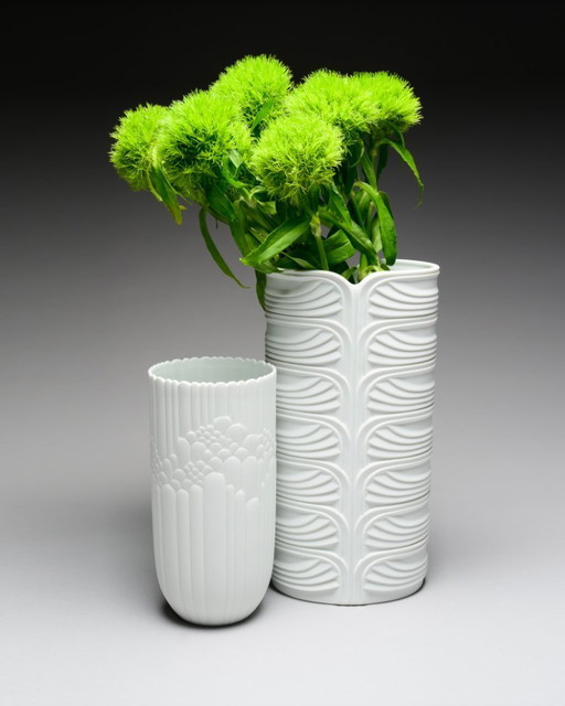 Paire de vases en porcelaine biscuit blanche de Rosemonde Nairac pour Rosenthal Germany