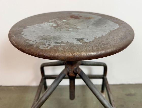 Image 1 of Tabouret pivotant industriel en fer, hauteur réglable, années 1960