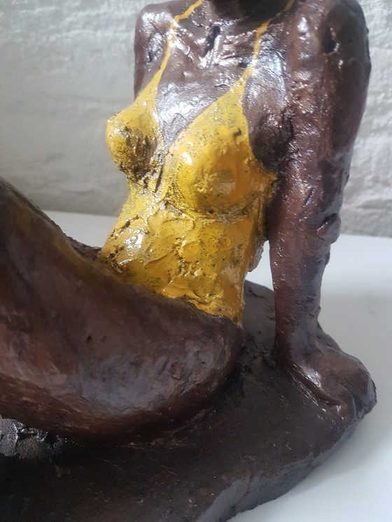 Image 1 of Femme assise en maillot de bain, pâte à modeler