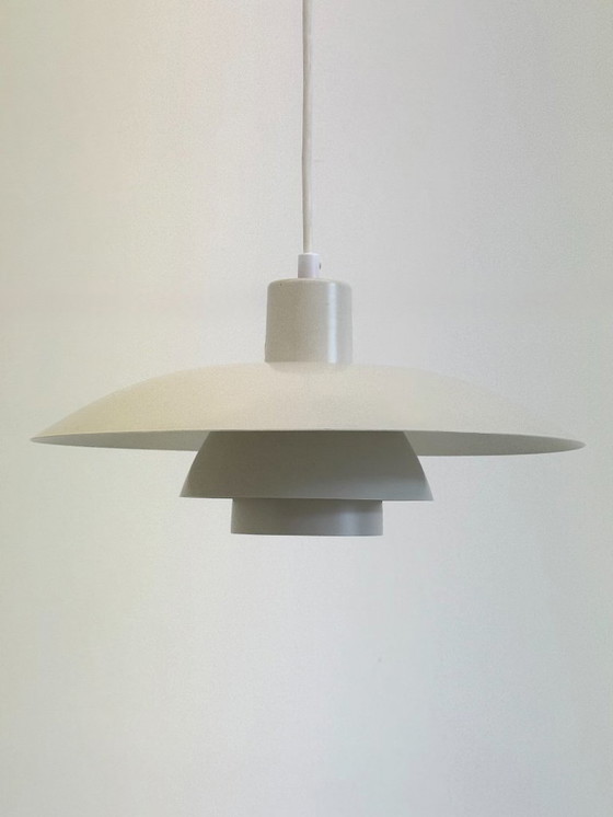 Image 1 of PH 4/3 hanglamp wit met oranje accenten van Poul Henningsen voor Louis Poulsen