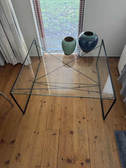 Minimalistische glazen design salontafel met geometrisch metalen frame – €140 – Glass