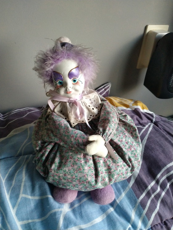 Image 1 of Deux véritables poupées en porcelaine sur une chaise en osier originale