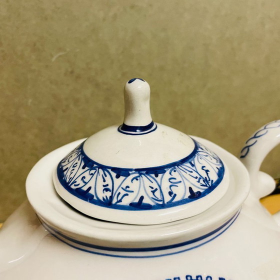 Image 1 of Théière vintage en porcelaine blanche et bleue peinte à la main