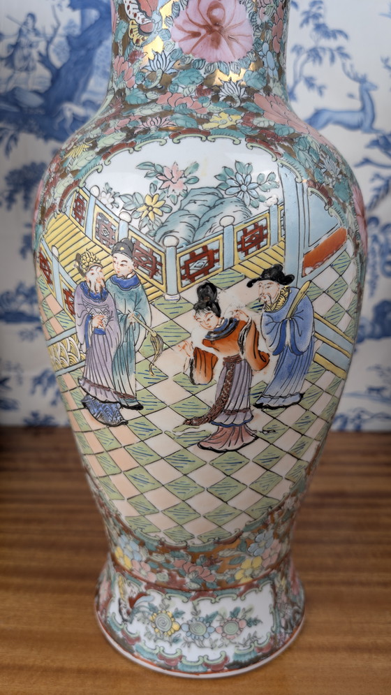 Image 1 of Vaso in porcellana cinese di Canton con decorazione a palazzo e floreale firmato Nian Qian Zhilong metà del XX secolo