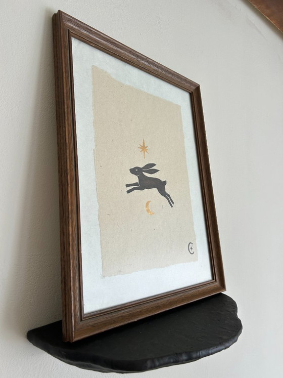 Image 1 of Illustrazione originale dipinta a mano di una lepre con luna e stella in cornice di legno vintage | Decorazione murale unica