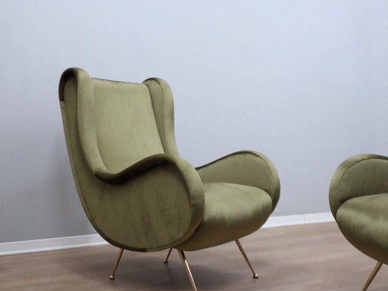 Image 1 of Par de sillones italianos de los años 50, estilo Senior Zanuso, tapizados en terciopelo verde.