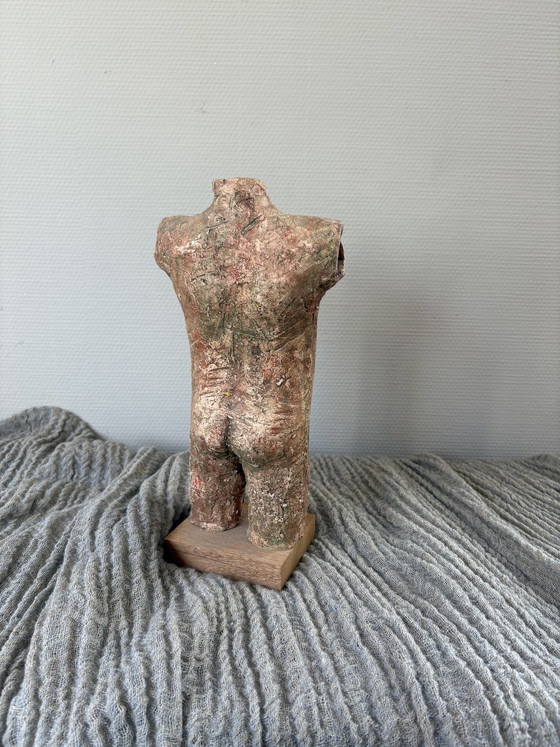 Image 1 of Busto vintage in chamotte con la scritta "HE" su base in legno, altezza 31 cm.