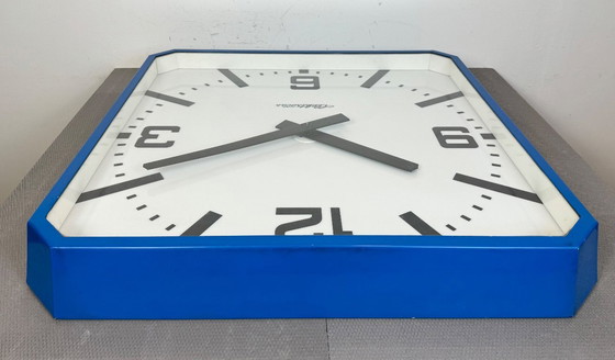 Image 1 of Enorme orologio da parete industriale quadrato blu di Elektročas, anni '90