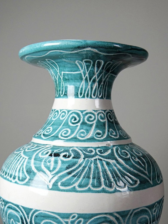 Image 1 of Grote vintage balustervaas van turkooizen keramiek met ingesneden decoratie.