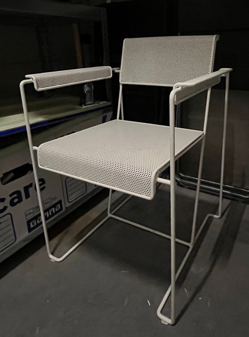 Extraordinaire chaise design en métal blanc aux lignes épurées