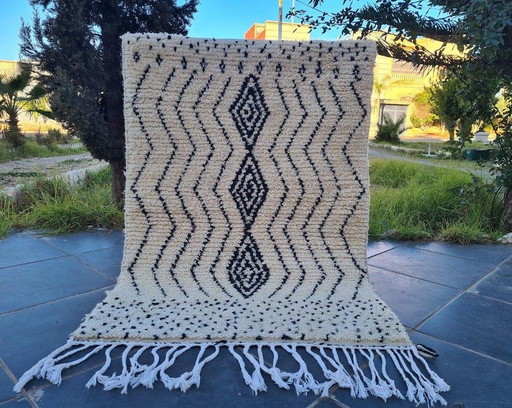 Tappeto Beni Ouraine in pura lana tradizionale bianca e nera, 150/250 cm
