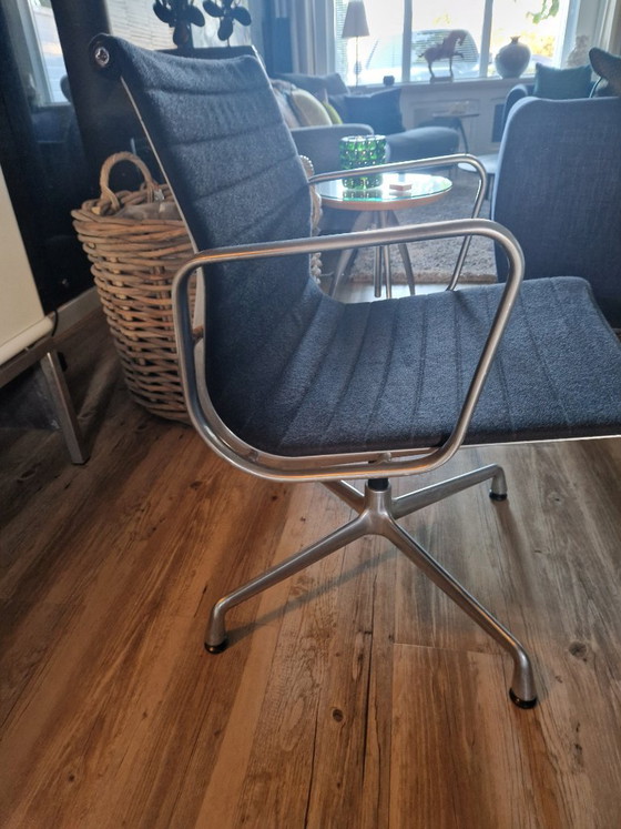 4 x Vitra EA 108 vergaderstoelen – Textile, Aluminium (photo 3 of 7)