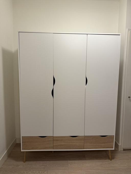 Kleiderschrank mit 3 Schubladen und Türen