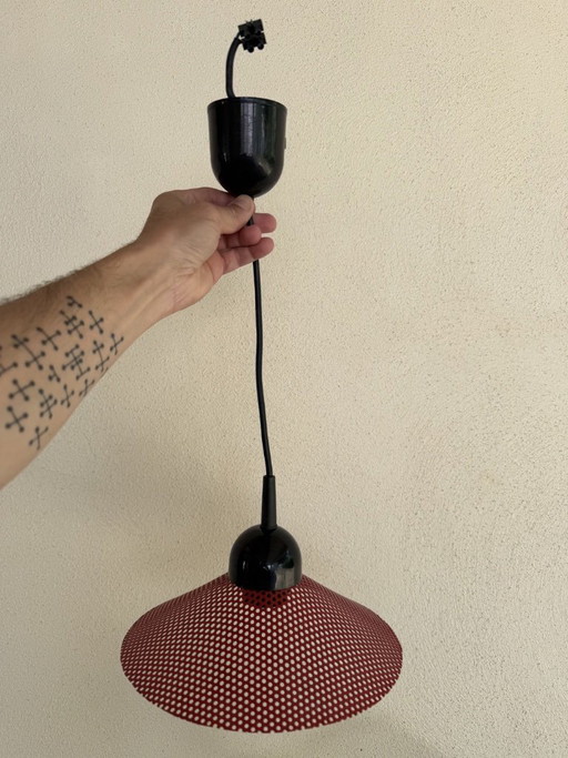 Rode metalen lamp met visnetmotief, MEMPHIS design uit de jaren 80, Mategot-stijl