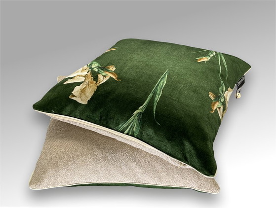 Image 1 of GP & J Baker – Set mit 2 neuen Kissen aus dem Stoff „Baker Iris“ von GP & J Baker.
