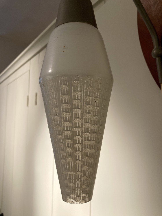 Image 1 of Lampada da parete di metà secolo con paralume in vetro pressato e piastra a muro in legno