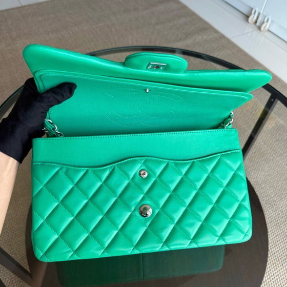 Image 1 of Borsa Chanel Classic Flap Jumbo - Doppia patta 30 cm in pelle di agnello trapuntata verde con finiture argentate, serie 16