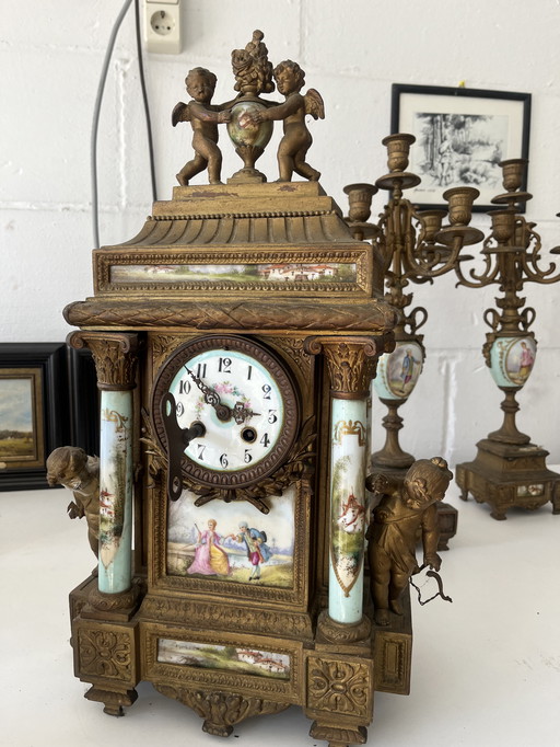 Clock With 2 Candlesticks