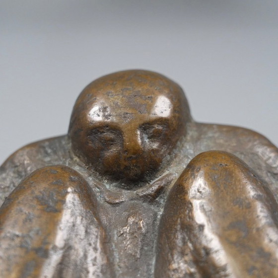 Bronzeskulptur einer kauernden männlichen Figur, signiert LN – Bildhauerei (photo 7 of 10)