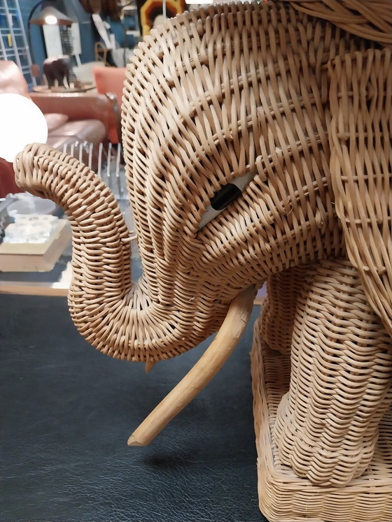 Image 1 of 1 x éléphant en rotin servant de table d'appoint avec plateau amovible, années 1960
