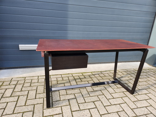 Poltrona Frau - Escritorio Fred de Roberto Lazzeroni