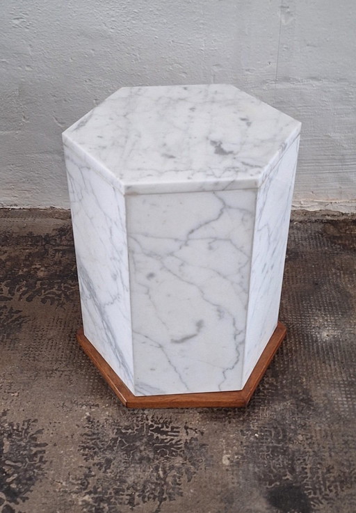 Italienischer sechseckiger Monolith-Beistelltisch/Sockel aus Carrara-Marmor – bijzettafels, Marble (photo 2 of 15)