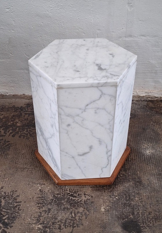 Italienischer sechseckiger Monolith-Beistelltisch/Sockel aus Carrara-Marmor – Beistelltische, Marble (photo 2 of 15)