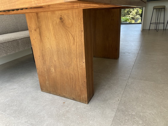 Image 1 of Une table à manger moderne et élégante