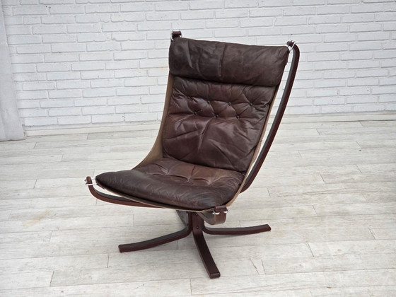 Image 1 of Jaren 70, Noors ontwerp van Sigurd Ressel, loungestoel met voetenbank, model "Falcon".