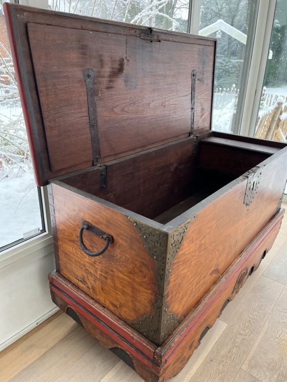 Image 1 of Cofre javanés antiguo con herrajes de cobre