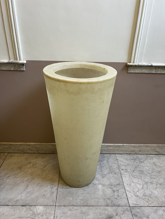 Image 1 of Jardinera de fibra de vidrio 1984 / 140 cm de alto