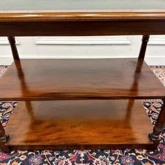 Tavolino inglese classico con piano in pelle verde, Credenze, Legno, Chesterfield (foto 6 di 10)
