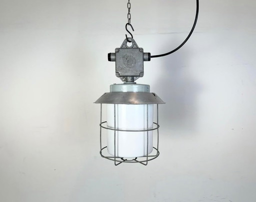 Lámpara industrial de aluminio con pantalla de cristal opalino de Elektrosvit, década de 1970