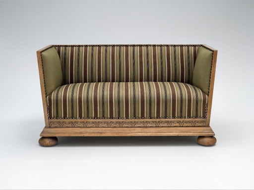 Dänisches 2-Sitzer-Sofa aus den 1950er Jahren, original gestreifte grüne Möbelwolle, Eichenholz.