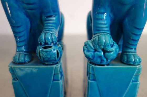 Image 1 of Pareja de perros Foo de porcelana vidriada azul, China, década de 1960.