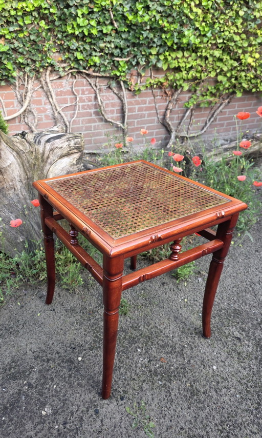 Vintage faux bamboo bijzettafel met glas en Weens vlechtwerk