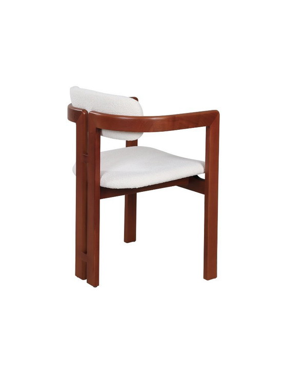 Image 1 of 6 chaises de salle à manger en frêne, coloris cognac, avec revêtement en tissu bouclé blanc.