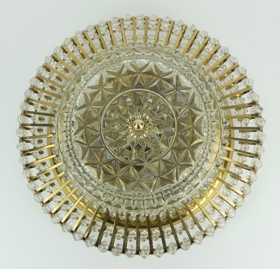 Image 1 of Lámpara de techo de mediados de siglo de la década de 1960, lámpara de techo de latón y vidrio, estilo Hollywood Regency.