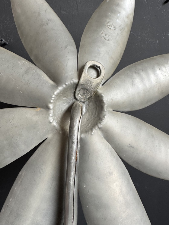 Image 1 of Fleur murale étains du Dauphin années 70