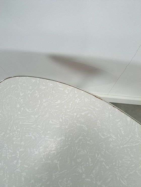 Image 1 of Tavolino alto con piano in formica grigio-bianco